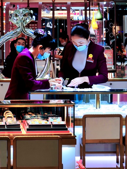黃金賣不動了？杭州金店連續五天零成交，店員直呼太難了！飾品銷售遭遇寒流